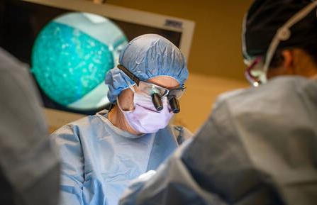 整形外科医生Lance G. Warhold, MD, during a carpal tunnel release surgery.   